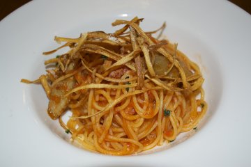 <p>Pasta with tomato sauce and bacon! Yummy</p>