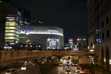 <p>ทิวทัศน์ริมทางระหว่างสถานีรถไฟโอซาก้าและอุเมดะ
&nbsp;</p>