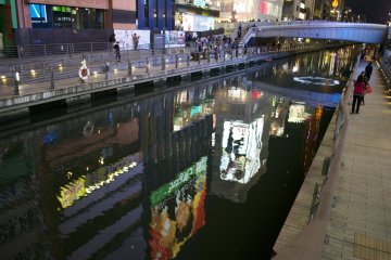 <p>ภาพแสงสีสะท้อนผืนน้ำที่สวยงาม</p>