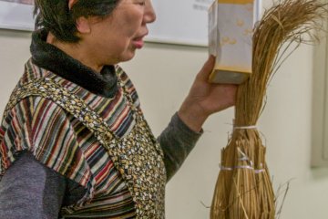 <p>Pemandu wisata di Museum dan Pabrik Tengu Natto</p>