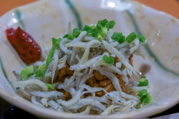 <p>낫토와 시라스보시(마른 멸치)</p>