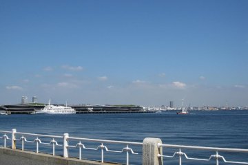 <p>Pemandangan pelabuhan Yokohama dari taman Yamashita</p>