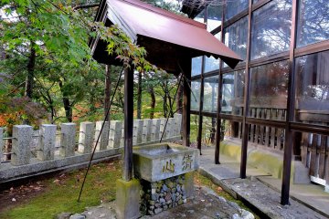 <p>Small water purification font doesn't have water in it. The word 'Seishin' (purify your mind) is carved on the water basin... but how?!</p>