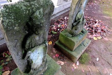 <p>Close-up look at the two small Kannon statues</p>
