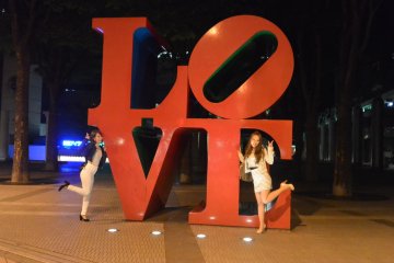 <p>Remaja Jepang yang sedang pose di tulisan LOVE</p>