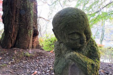 <p>This jizo statue is...asleep?</p>