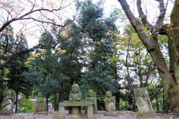 <p>I wonder what the statue in the center is doing? Cooking?!</p>