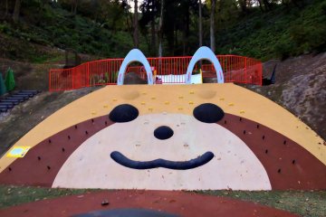 <p>Peralatan taman bermain berbentuk panda merah</p>
