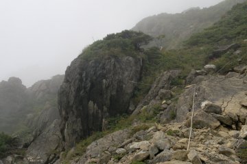 <p>Une corde pour faciliter le passage dangereux.</p>