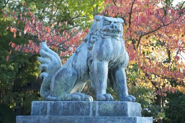 <p>Details at Hokoku-jinja Shrine</p>
