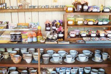 In addition to serving food, Cafe R Hana&nbsp;is also a shop selling locally made pottery, zakka (knick knacks), and baked goods.