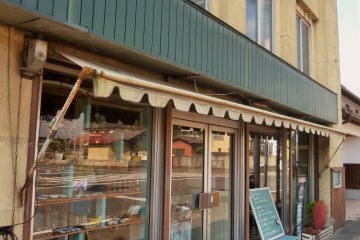 The cafe has a perfect location between the Kasama Nichido Museum of Art and the&nbsp;Kasama Inari Shrine.