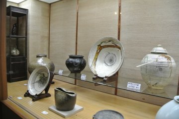 <p>Many famous artists' works are displayed in this museum, as well as the work of Shoji Hamada's friend Bernard Leach.</p>