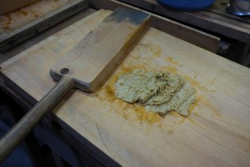 <p>Memukul kulit pohon dari kiri ke kanan</p>