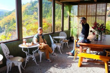 <p>Menikmati secangkir kopi dengan Rogier dan Chikako sambil menikmati pemandangan</p>