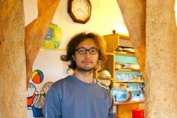 <p>Yohei yang ramah turut membantu menjalankan guesthouse</p>