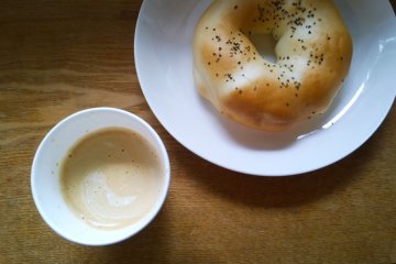 <p>เบเกิ้ลไส้ชีสโรงงาดำหนึ่งในเมนูอร่อยยอดฮิตของร้านที่น่าลอง ... ทานคู่กับการจิบกาแฟร้อนๆ ฟินอย่างบอกใคร</p>