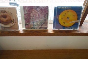 <p>สิ่งนี้แหละที่ขึ้นชื่อไม่แพ้เบเกิ้ลนั่นก็คือเพลงในคอเล็กชั่นของ LOVES BAGEL ที่คัดสรรเป็นพิเศษหลากหลายอัลบั้มช่วยให้การทานเบเกิ้ลในร้านนี้ฟินสุดๆ&nbsp;</p>