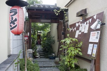 <p>ด้านหน้าทางเข้าร้านนั้นเป็นเพียงตรอกเล็กๆ แต่ทว่าตกแต่งด้วยธรรมชาติได้อย่างมีเสน่ห์</p>