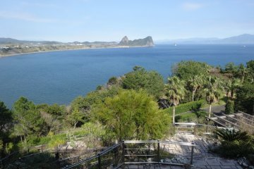 <p>Pemandangan laut dari pinggir taman bunga &nbsp;</p>