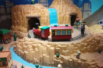 <p>Ada beberapa pameran yang menampilkan dunia&nbsp;Anpanman</p>
