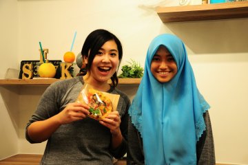 <p>Friendly staffs with their on-the-go pizza</p>