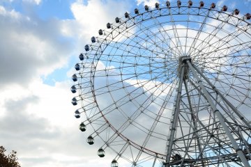 <p>The ferris wheel is huge!</p>