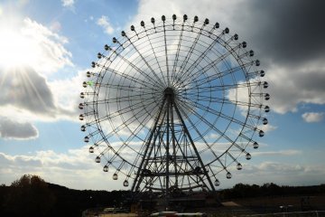 <p>The park&rsquo;s giant 88m high ferris wheel which I was riding</p>