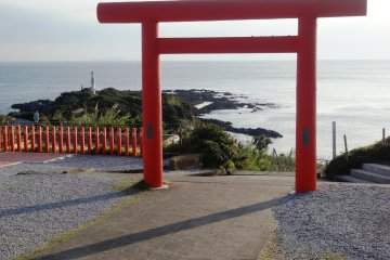<p>Vue sur le phare du Cap Nagasakibana depuis le torii du sanctuaire Ryugu</p>