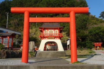 <p>Le sanctuaire Ryugu fut reconstruit en 2011, ce qui explique son aspect neuf et moderne</p>