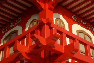 <p>Un gros plan sur la charpente du sanctuaire</p>