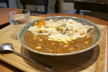 <p>Organic curry with soybeans and brown rice</p>