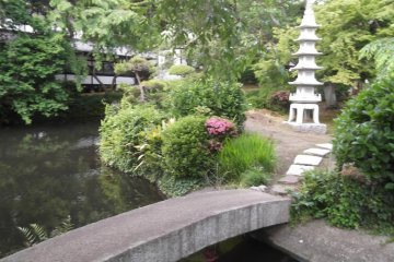 The grounds of Yugyoji