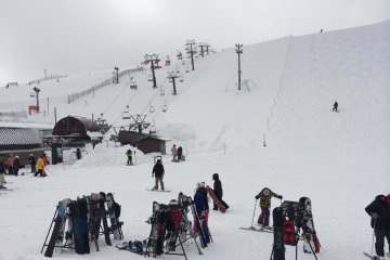 <p>Snowboard yang diletakkan pemiliknya karena sedang beristirahat</p>