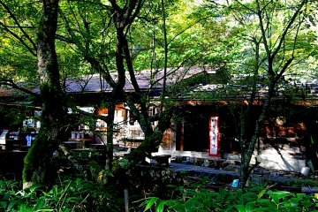 <p>The original location of Kamonji's&nbsp;hut is now a B&amp;B in front of&nbsp;Myojin-ike Pond, run by his great-grandson</p>