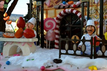 So many candies and chocolates are on sale. The snow-covered park outside provides for many such amusements on the way out.