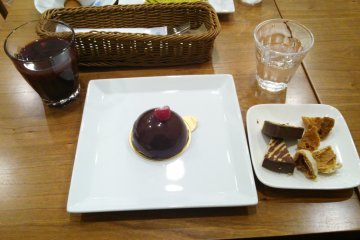 <p>Order any cake you like, pay and enjoy a 90-minute drink bar</p>