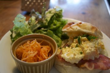 <p>Egg and bacon sandwich&nbsp;</p>