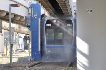 <p>Setiap hari monorail dibersihkan dengan shower.</p>