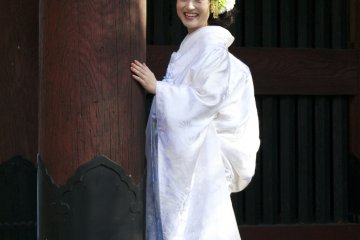 <p>Pre-wedding photos around temples are often taken in Japan. This bride was spotted at&nbsp;Myohon-ji Temple, only 5 minutes away from Kamakura&nbsp;Station</p>