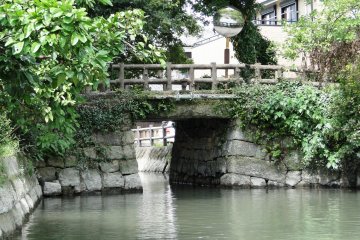 <p>Some spaces that the boats pass through are pretty tight!</p>