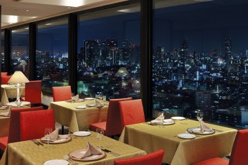 <p>Restaurant &ldquo;121 Dining&rdquo; offers a great view</p>
