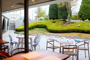 <p>If you sit next to the window, you can enjoy the view of a green garden</p>
