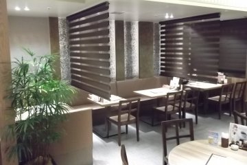 <p>Tables are screened off from each other</p>