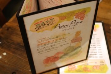 <p>Buku Menu yang tersedia di atas meja</p>