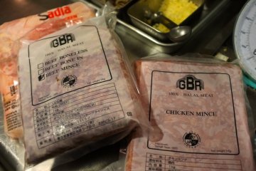 <p>Daging yang digunakan semuanya halal</p>
