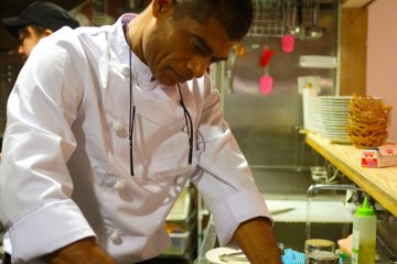 <p>Muja-san memasak dengan sepenuh hati</p>