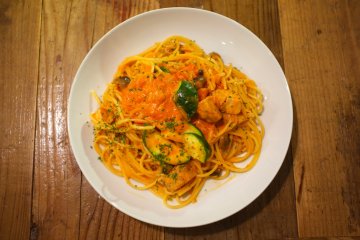 <p>Spageti yang dihiasi potongan daging ayam lezat</p>