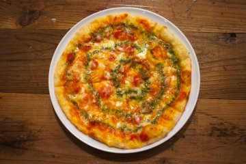 <p>Pizza Margherita dengan saus basil ini tak hanya indah, namun juga sangat lezat!</p>