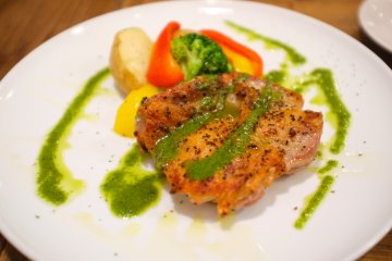 <p>Ayam panggang dengan saus basil</p>